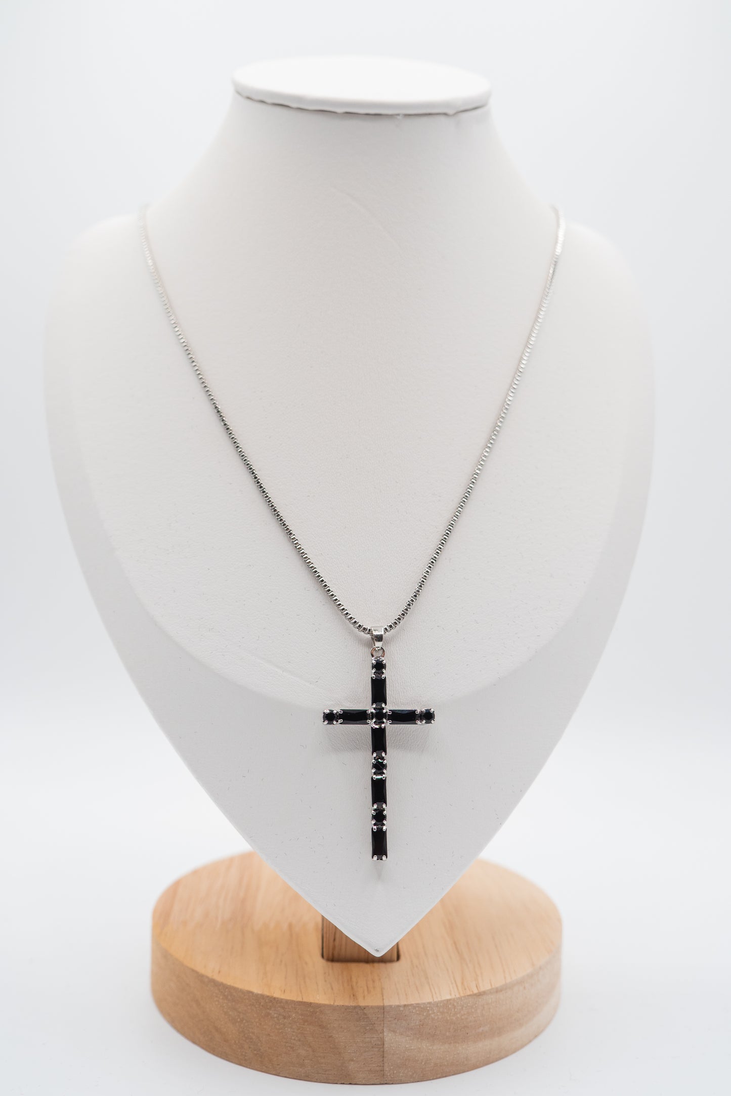 Lănțișor Elegant cu Pandantiv Cruce Placat cu Aur Alb – Simbol al Credinței și Stilului