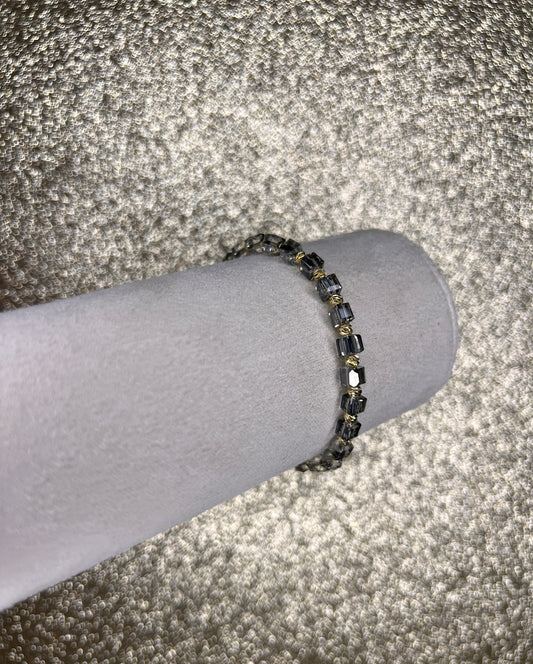 Brățară Elegantă cu Mărgele Fațetate Gri și Accente Aurii