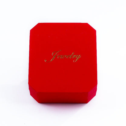 Cutie Roșie pentru Bijuterii – Design Elegant cu Inscripție Aurie